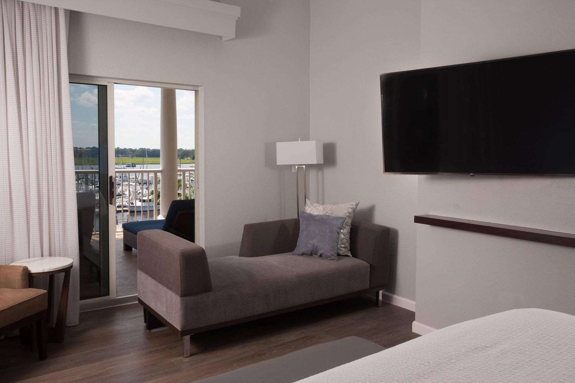 Courtyard Waterfront 3*